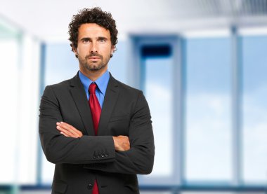 işadamı katlanmış silah ile