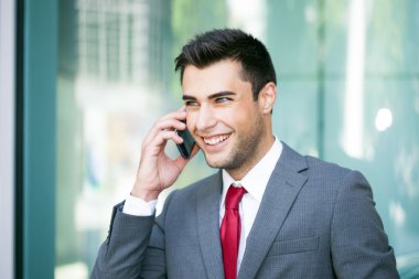İş adamı telefonda konuşuyor.