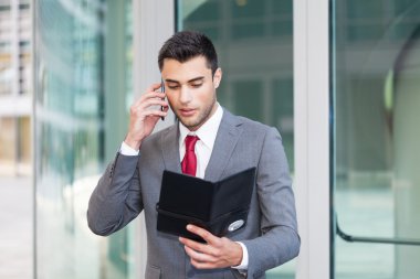 iş adamı onun gündeminde okuma