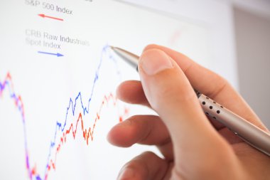 hisse senedi grafiği bilgisayar ekranında