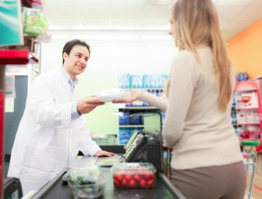Kadın süpermarketten alışveriş yapıyor.