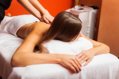 Kadın masaj yaptırıyor.