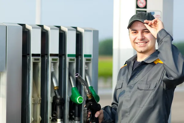 Trabalhador no posto de gasolina — Fotografia de Stock