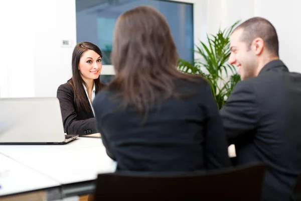 Empresarios hablando —  Fotos de Stock