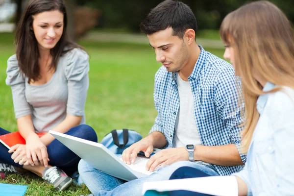 Estudiantes usando un portátil — Foto de Stock