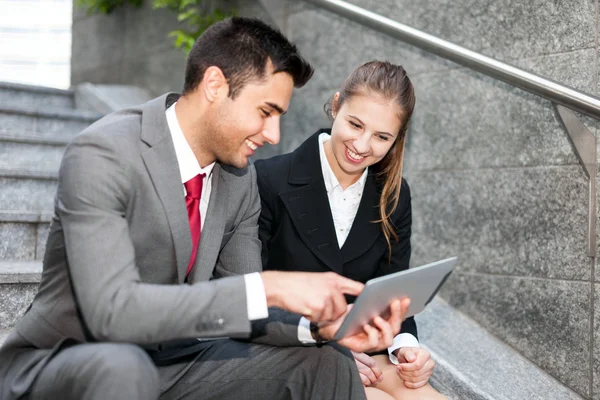 Empresários trabalhando em tablet — Fotografia de Stock