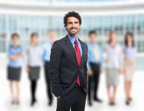 Líder na frente de um grupo de empresários — Fotografia de Stock