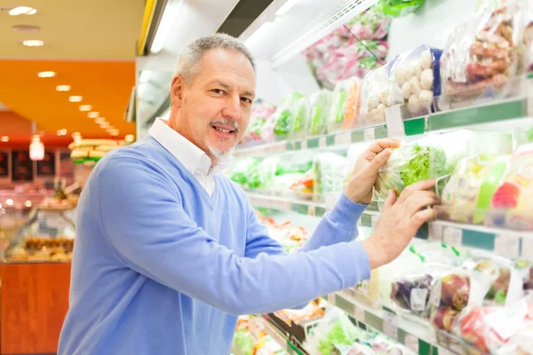 Homem fazendo compras em um supermercado — Fotografia de Stock