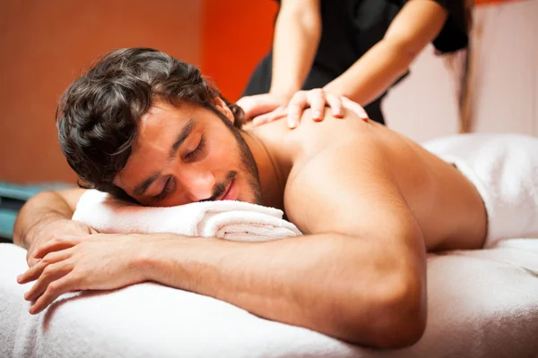 Hombre teniendo un masaje — Foto de Stock