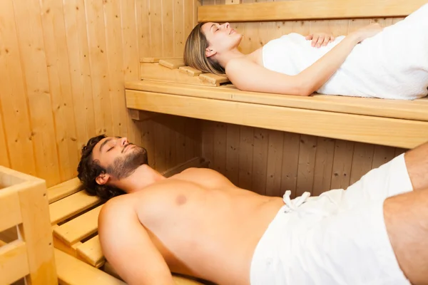 Casal relaxante enquanto toma uma sauna — Fotografia de Stock