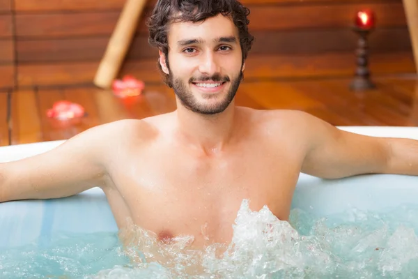 Homem relaxante em uma fazenda de beleza — Fotografia de Stock