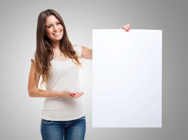 Γυναίκα που δείχνει έναν λευκό πίνακα — Φωτογραφία Αρχείου