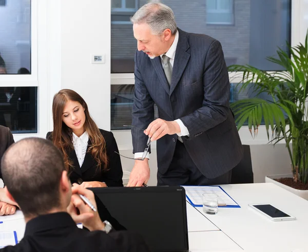 Hombre de negocios principal hablando durante una reunión — Foto de Stock