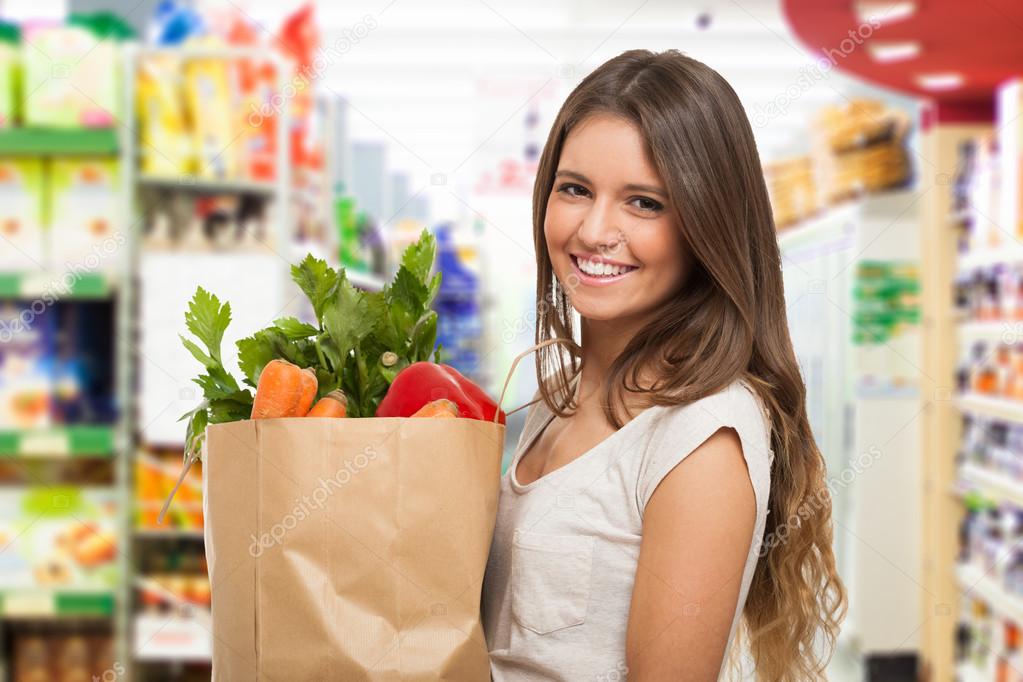 Жена пришла из магазина с продуктами