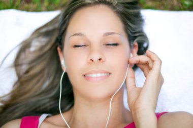 Kadın müzik dinliyor.