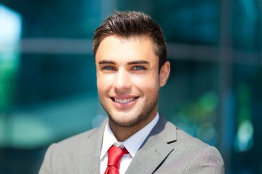 Yakışıklı genç adam.