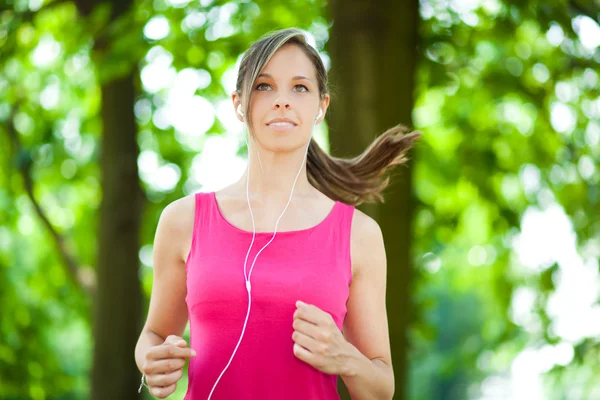 Donna jogging all'aperto — Foto Stock