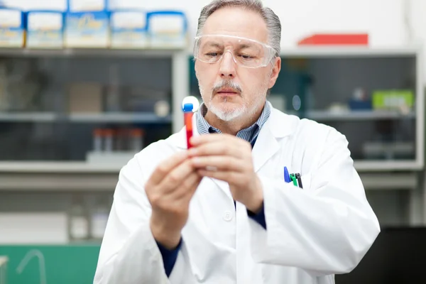 Man in chemical laboratory — Stock Photo, Image