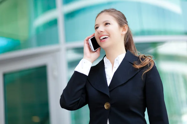 Affärskvinna pratar i telefon — Stockfoto