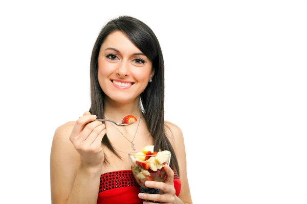 Femme mangeant un cocktail de fruits — Photo