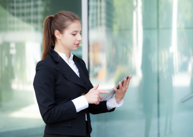 iş kadını dijital tablet kullanma