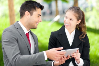 Dijital tablet kullanan işadamları