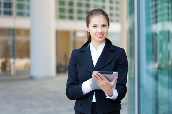 Бизнесвумен с помощью цифрового планшета
