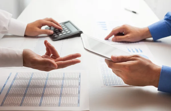 Menschen diskutieren einen Businessplan — Stockfoto