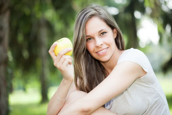 Vrouw die een appel eet — Stockfoto