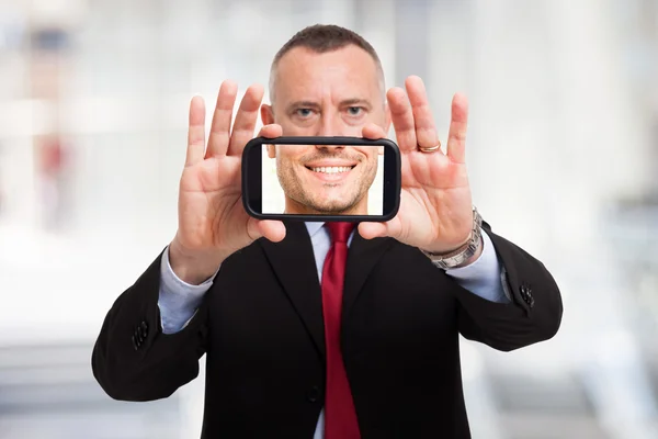 Hombre sosteniendo un teléfono inteligente — Foto de Stock
