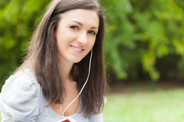 Woman listening to music — Stock Photo, Image