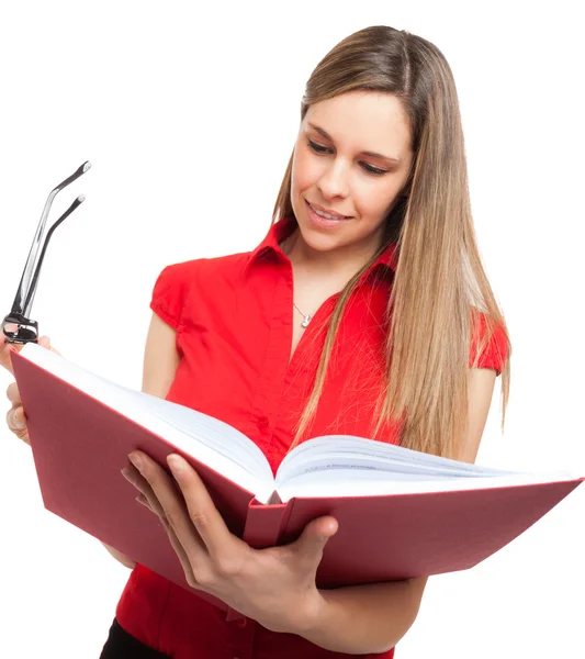 Een vrouw die een boek leest — Stockfoto