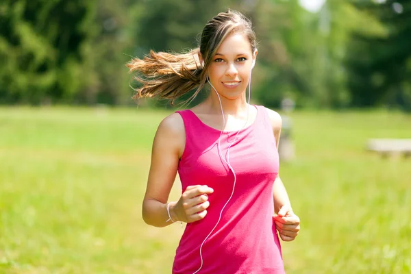 Donna che corre in un parco — Foto Stock