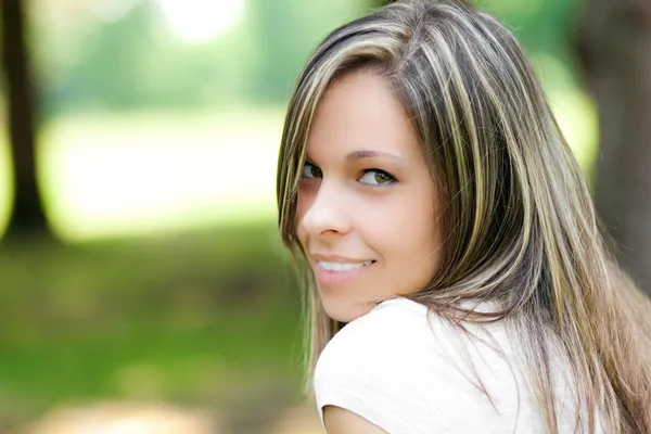 Mujer en un entorno natural —  Fotos de Stock