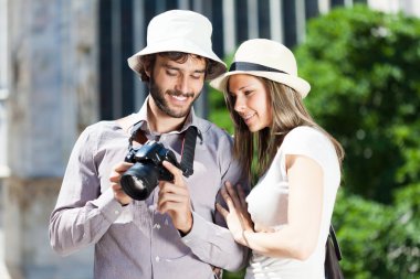 Kız arkadaşına fotoğrafları gösterilen turizm