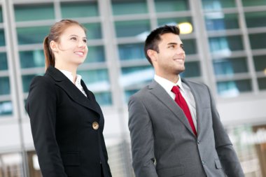 iş adamları dışarıda gülümseyen