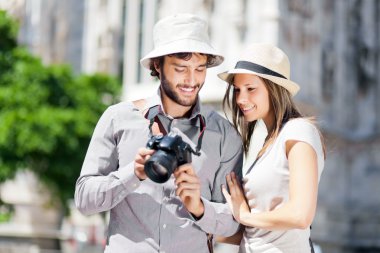 Kız arkadaşına fotoğrafları gösterilen turizm