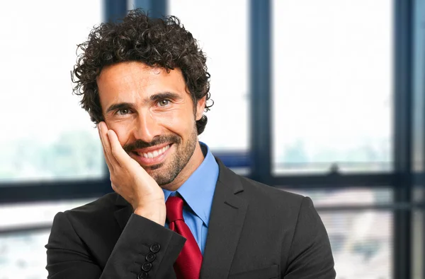 Geschäftsmann mit der Hand am Kinn — Stockfoto