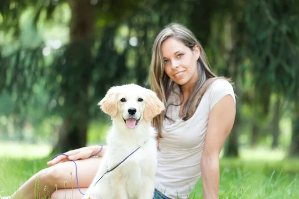 Menina relaxante com seu cão — Fotografia de Stock