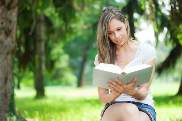 Frau liest ein Buch — Stockfoto