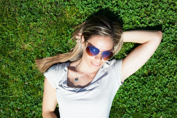 草で日光浴の女性 — ストック写真