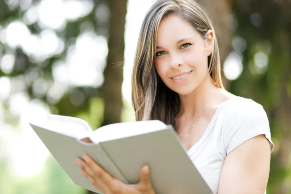 Kobieta studia w parku — Zdjęcie stockowe