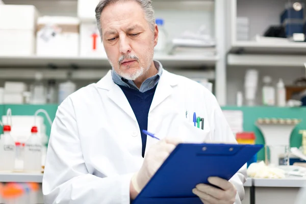 Wetenschapper werkzaam in een laboratorium — Stockfoto