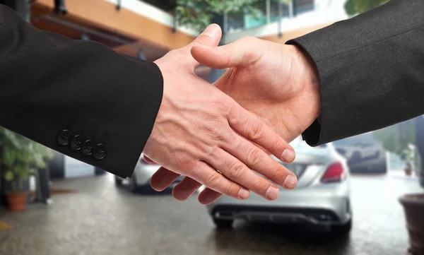 Apretón de manos después de comprar un coche — Foto de Stock