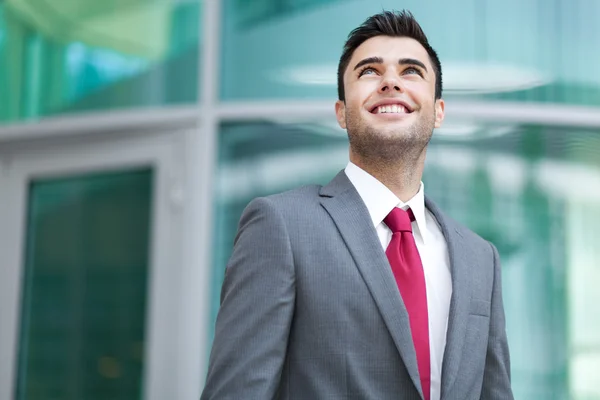 Hombre de negocios guapo mirando hacia arriba —  Fotos de Stock