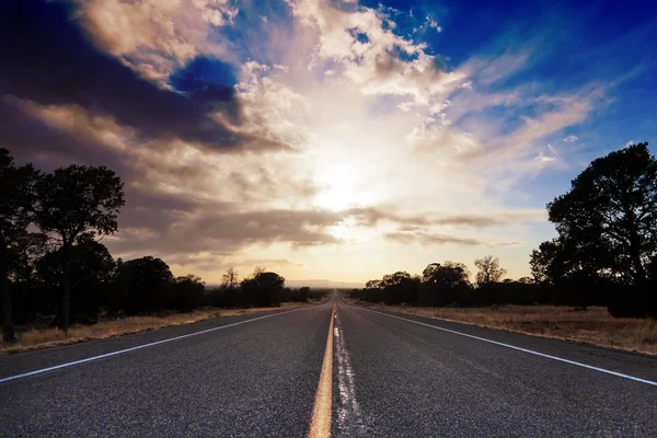 Camino de asfalto y cielo al atardecer — Foto de Stock