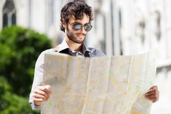 Tourist schaut auf eine Karte — Stockfoto