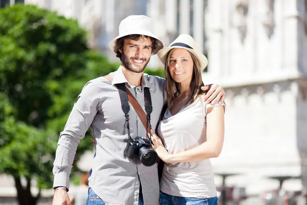 Туристы встречаются с камерой — стоковое фото