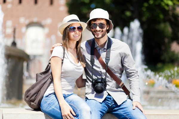 çeşmenin oturan turist