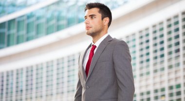kendinden emin yakışıklı işadamı